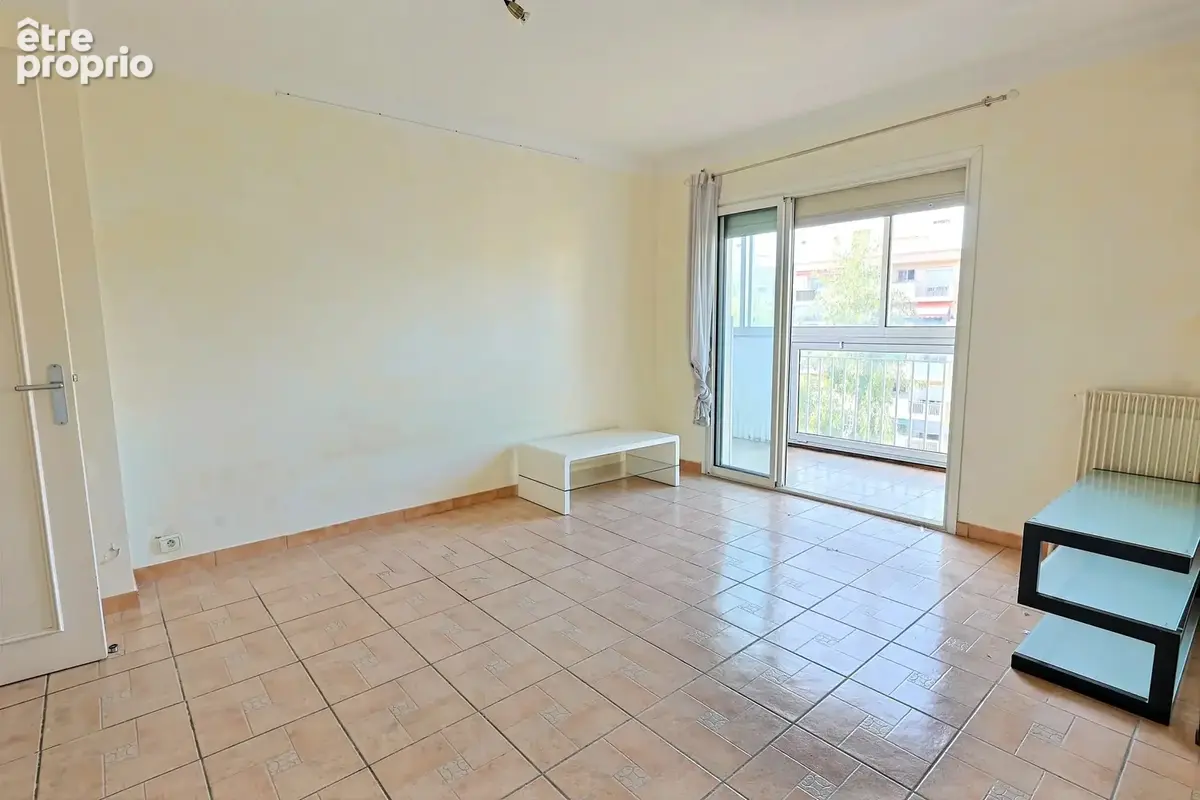 Antibes – Appartement traversant 3/4 pièces en étage élevé, vue mer et verdure - photo 2