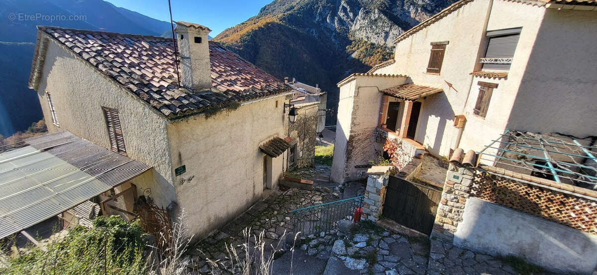 AIGLUN (06) Maison de villa et 13 hectares de terrain - photo 2