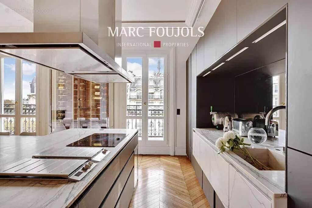 Appartement à PARIS-8E