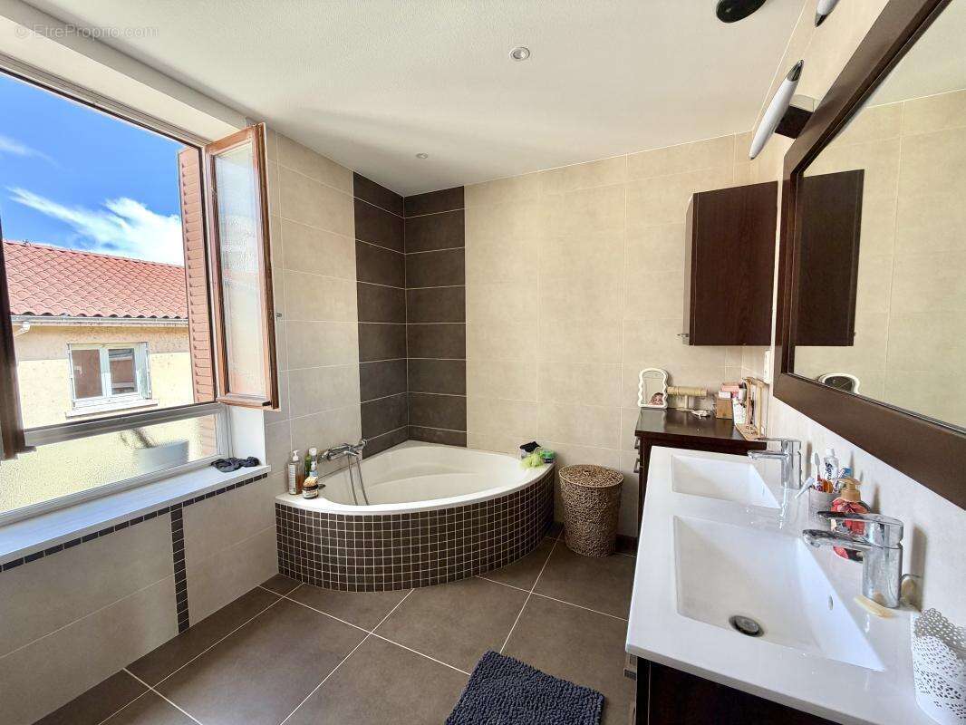 Appartement à MONTROND-LES-BAINS