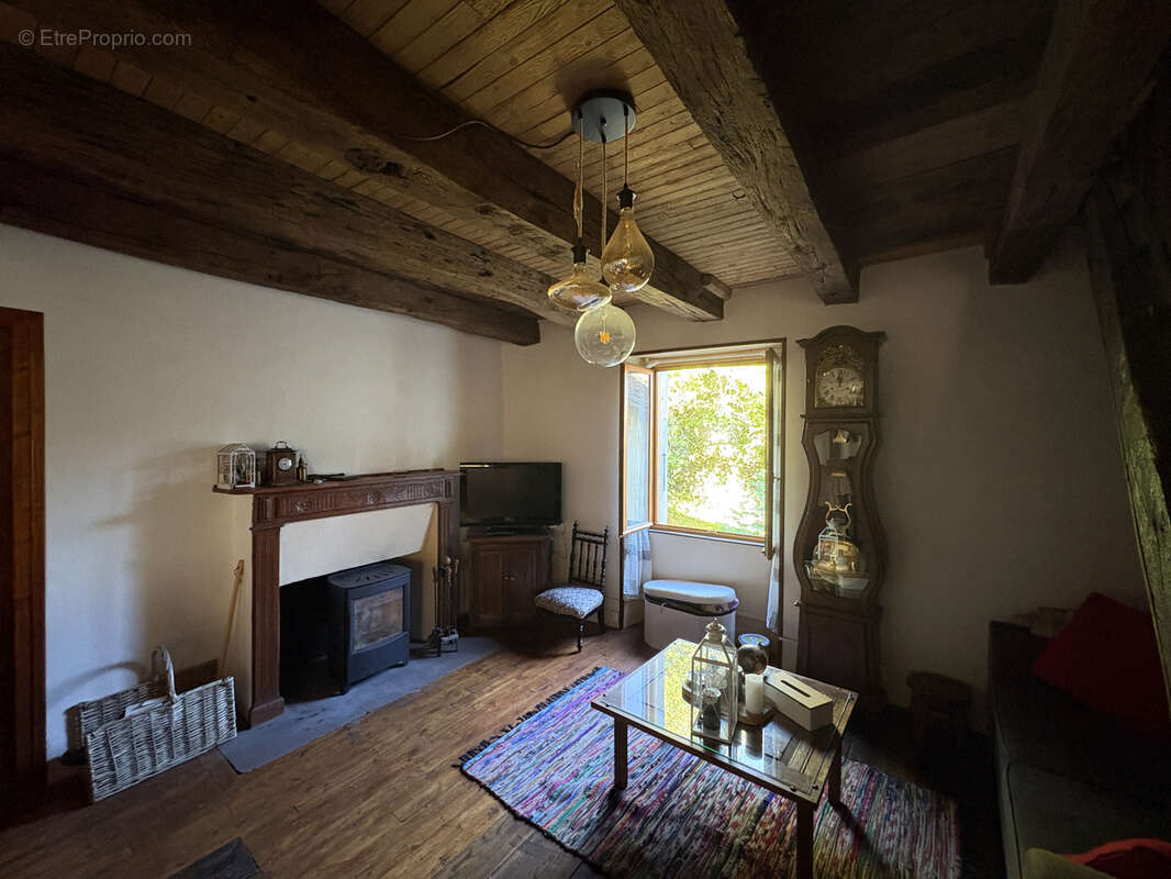 Ségur en Aveyron, Jolie maison au centre du village avec atelier/garage. - photo 11
