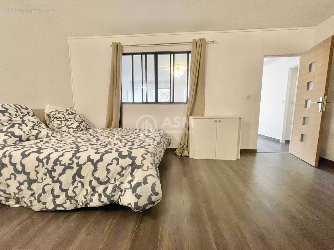 Appartement à COURBEVOIE