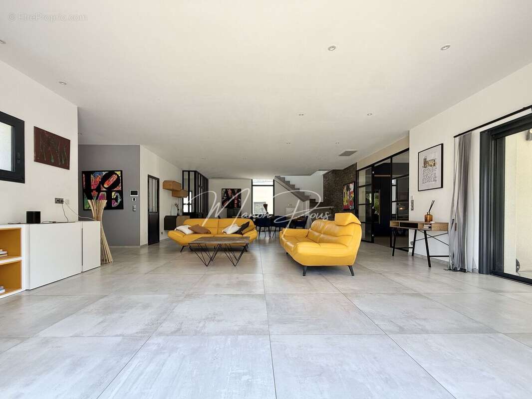 Maison 203 m² à Saint-Esteve  - photo 7