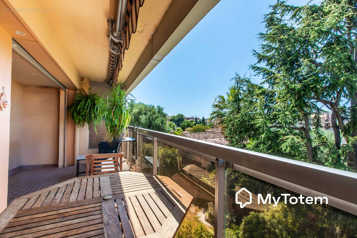 Appartement à SAINT-LAURENT-DU-VAR