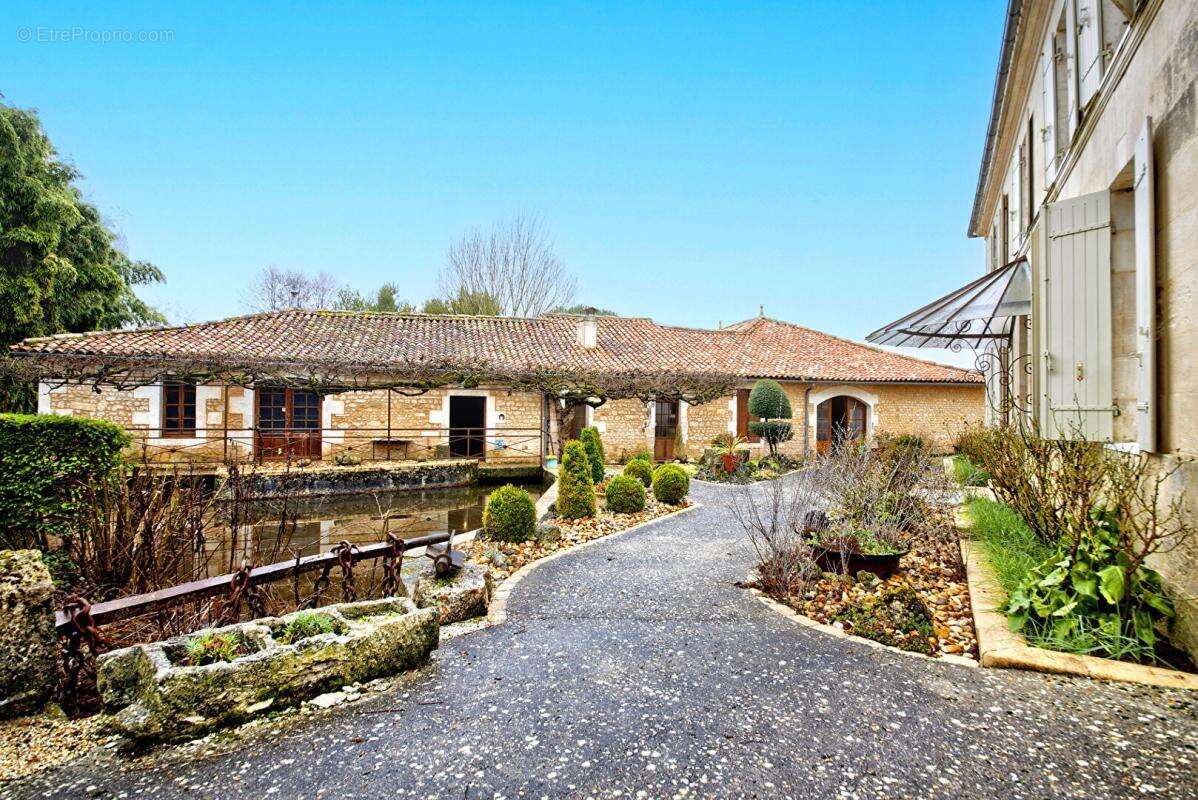 À vendre  Moulin classé du XVI siècle avec chambres d'hôtes et gîte en Charente-Maritime - photo 7