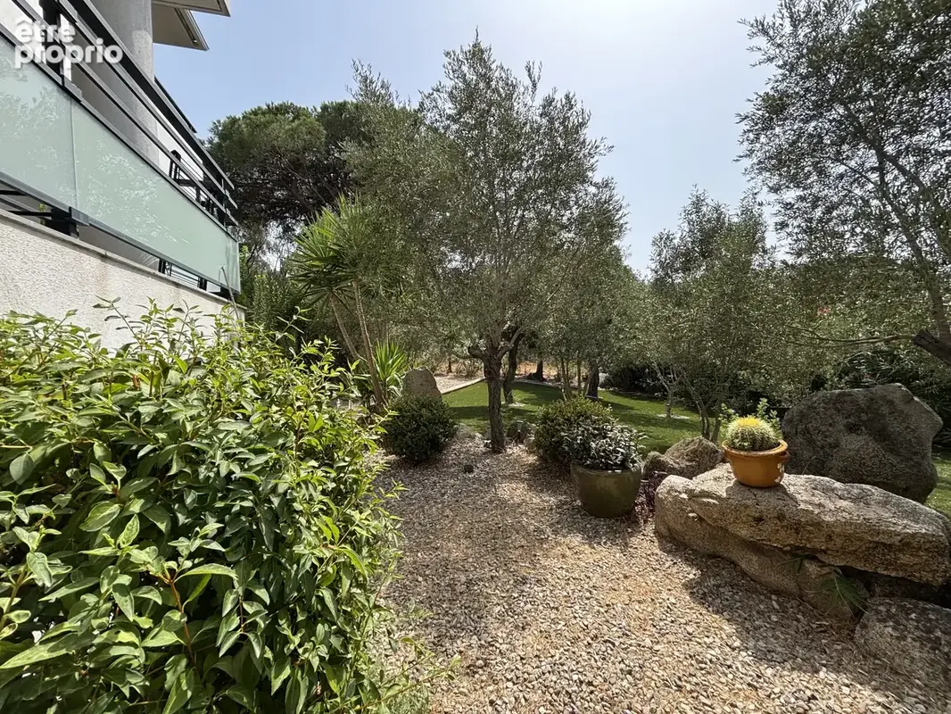 Appartement de 114m2 sur 2 niveaux  avec jardin aménagé dans résidence sécurisée avec piscine - photo 2
