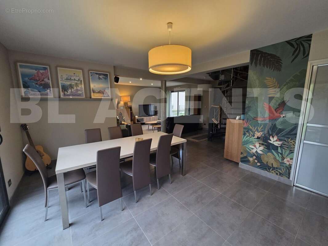 20251107_165619 - Maison à CHANGE