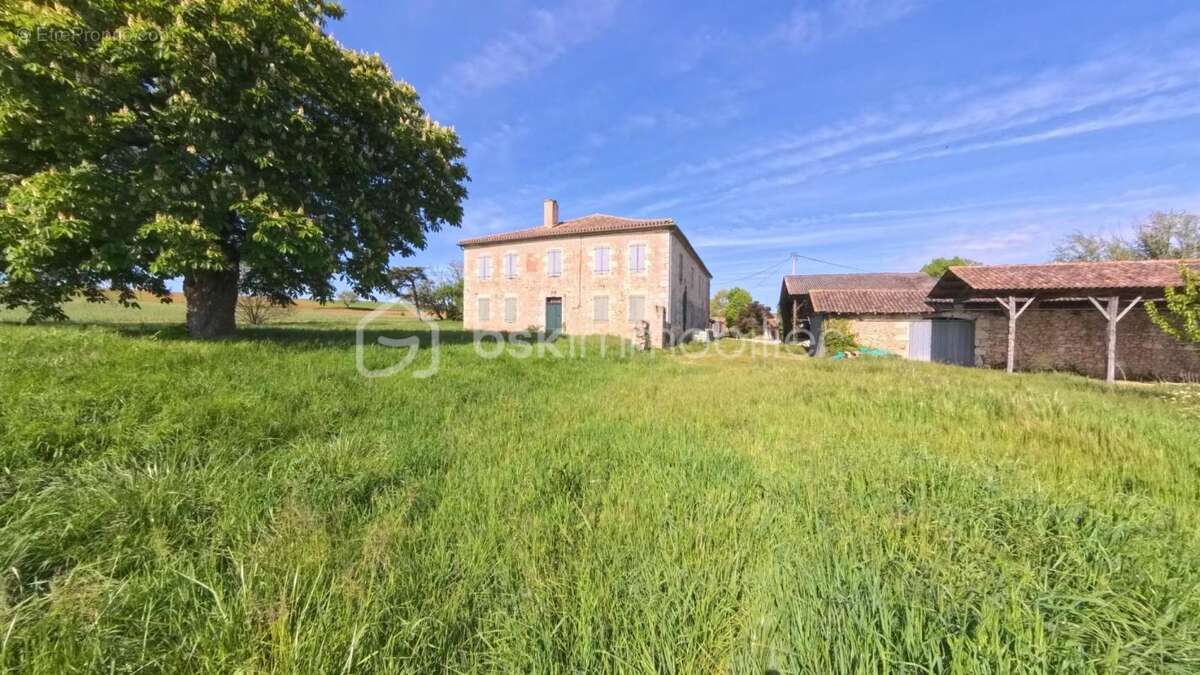 Demeure de caractère à rénover, au coeur de la campagne gersoise - photo 3