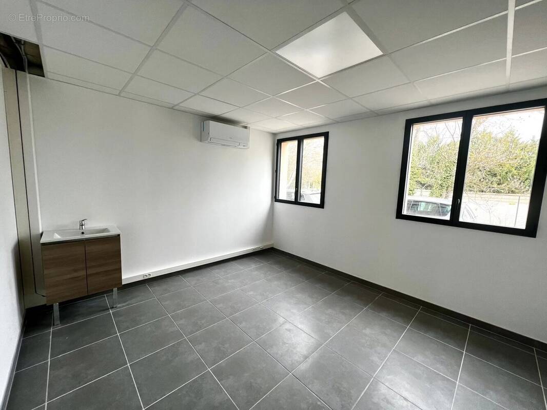 Commerce à VENELLES