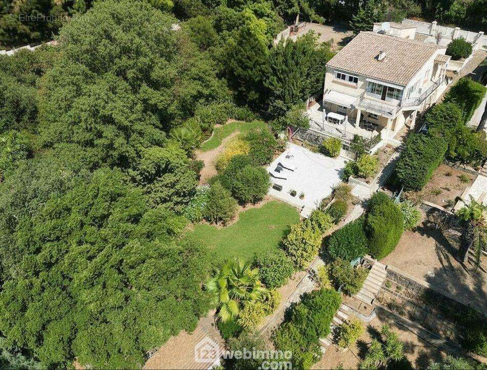 Un environnement résidentiel privilégié, alliant la proximité immédiate du bord de mer et des commodités. - Maison à FREJUS