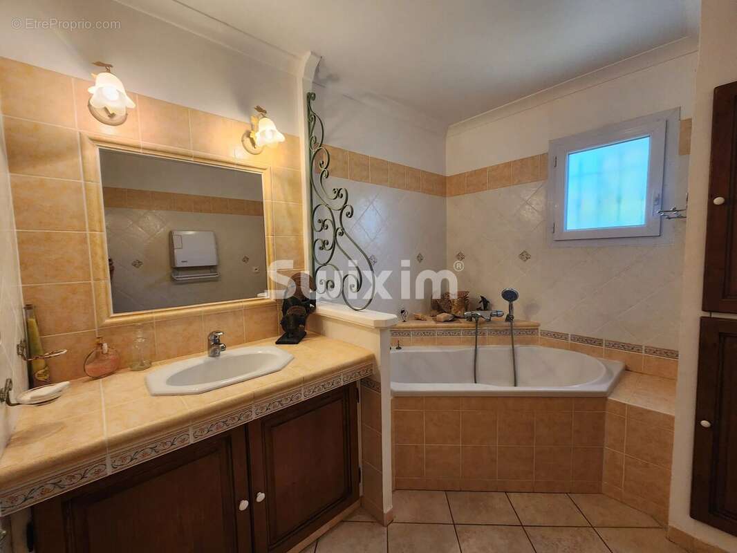 Belle maison de plain de pied avec jardin piscinable et garage.  - photo 8
