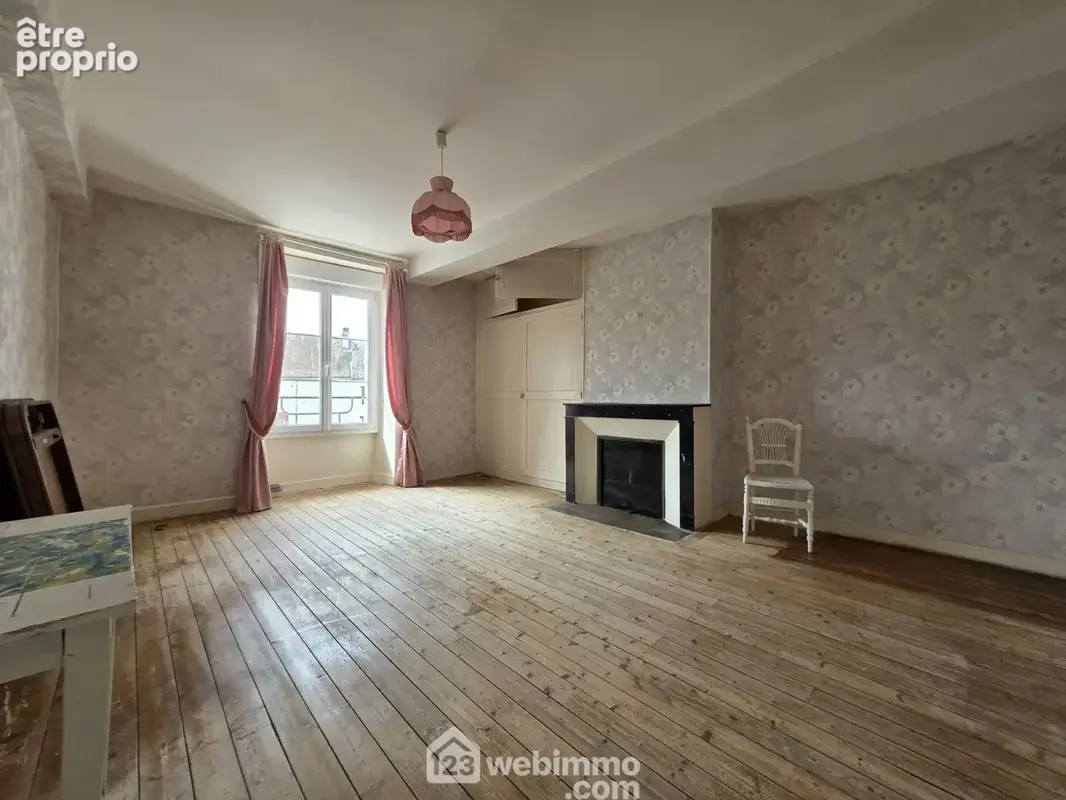 au 1er étage voici la première chambre de plus de 20 m², offrant de beaux volumes.