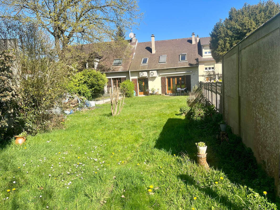 Pavillon familial de 110m2 sur 670m2 de terrain à Vaujours - photo 2
