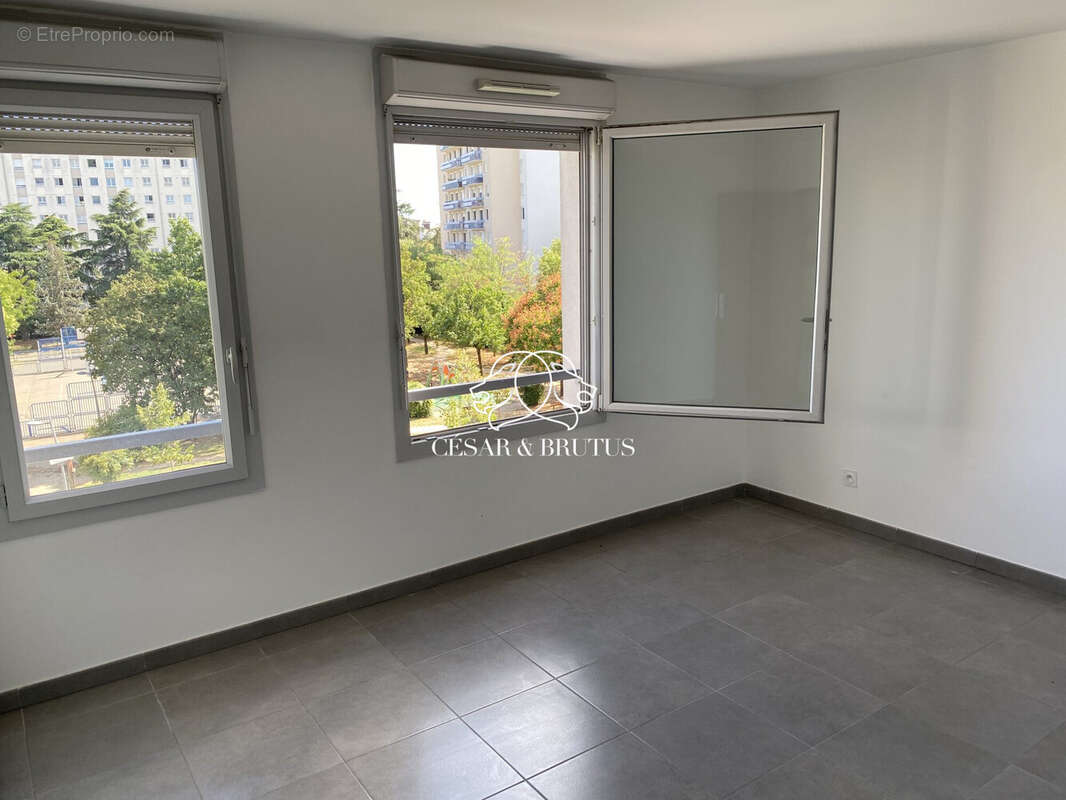 Appartement 70 m² à Saint-Priest  - photo 9