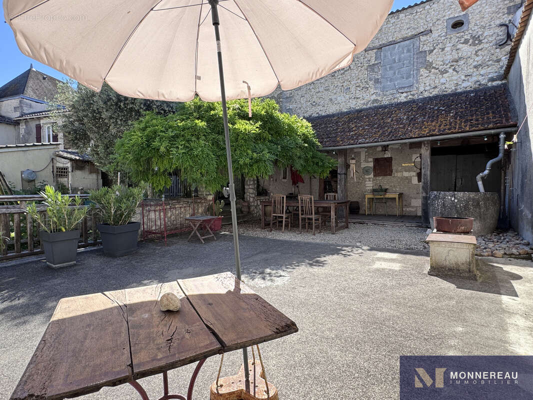 Maison à BARBEZIEUX-SAINT-HILAIRE