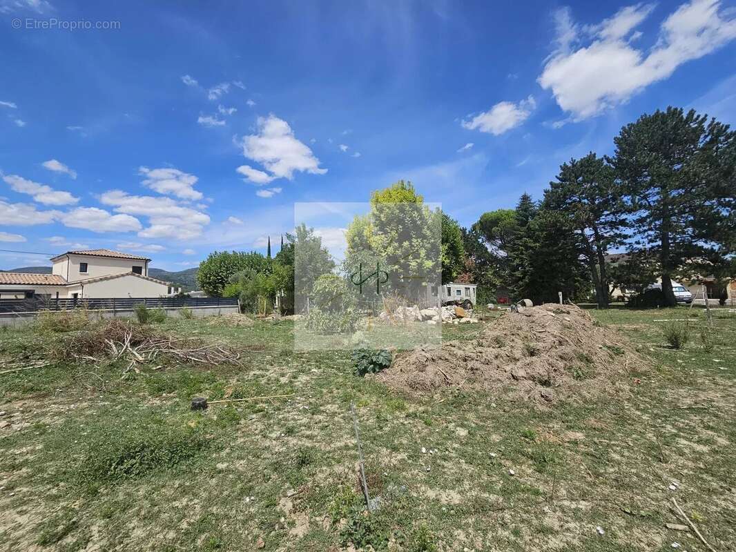 Terrain à MONTELIMAR