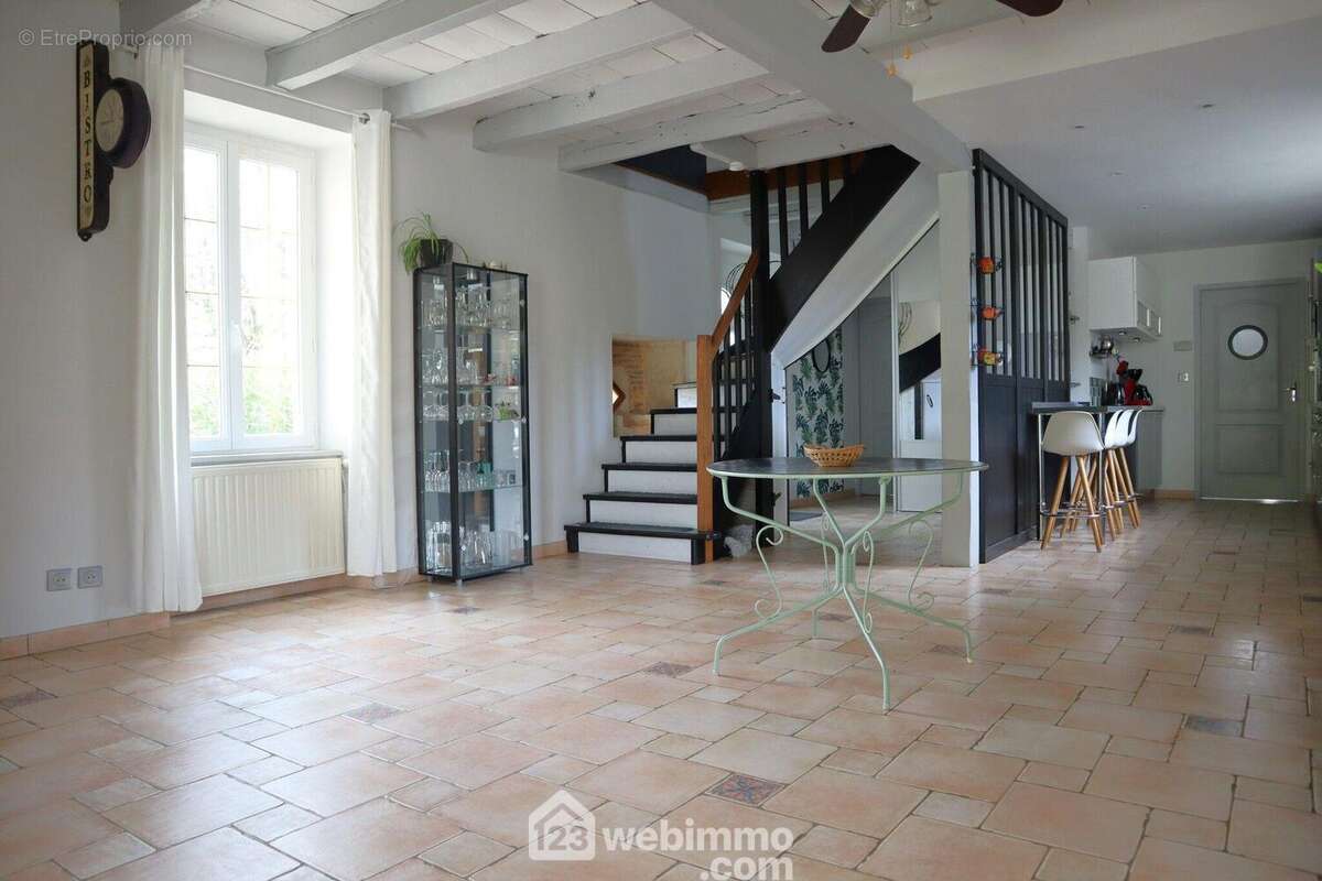 Un bel espace de 25 m2, - Maison à QUEAUX