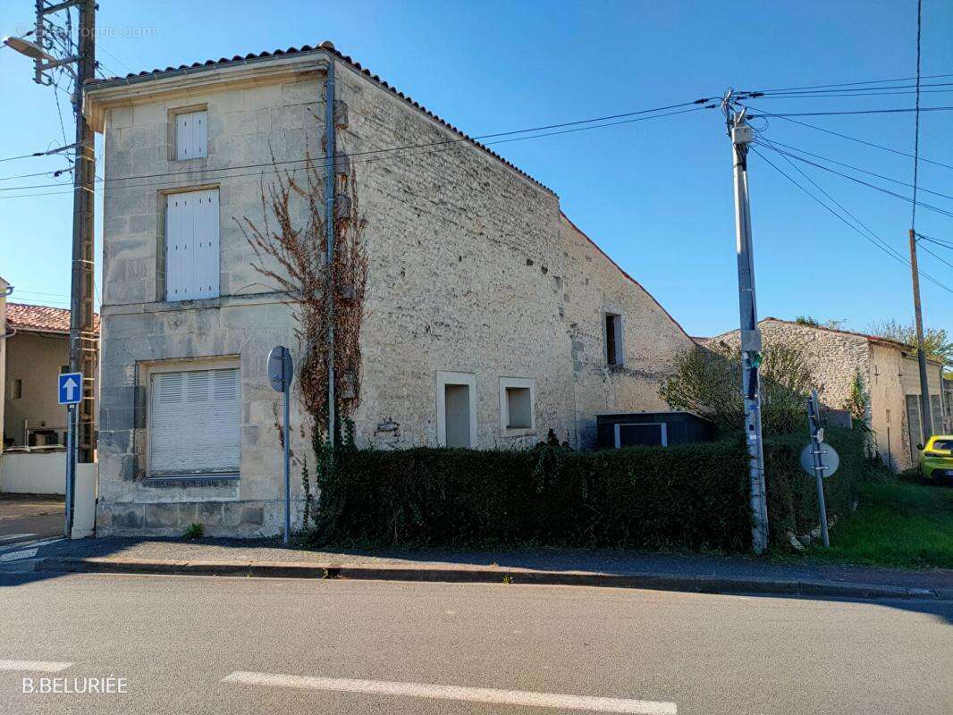 Maison à SAINT-JEAN-D'ANGELY