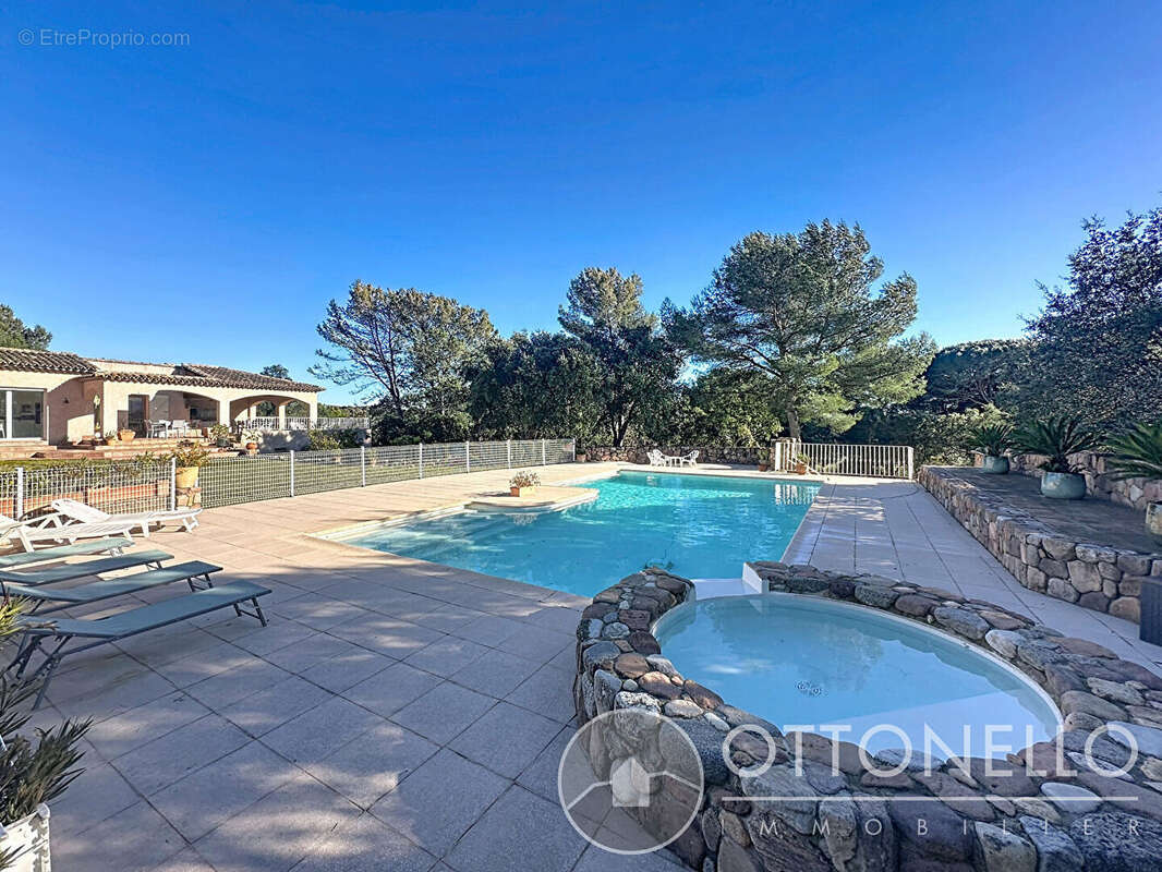 Maison à ROQUEBRUNE-SUR-ARGENS