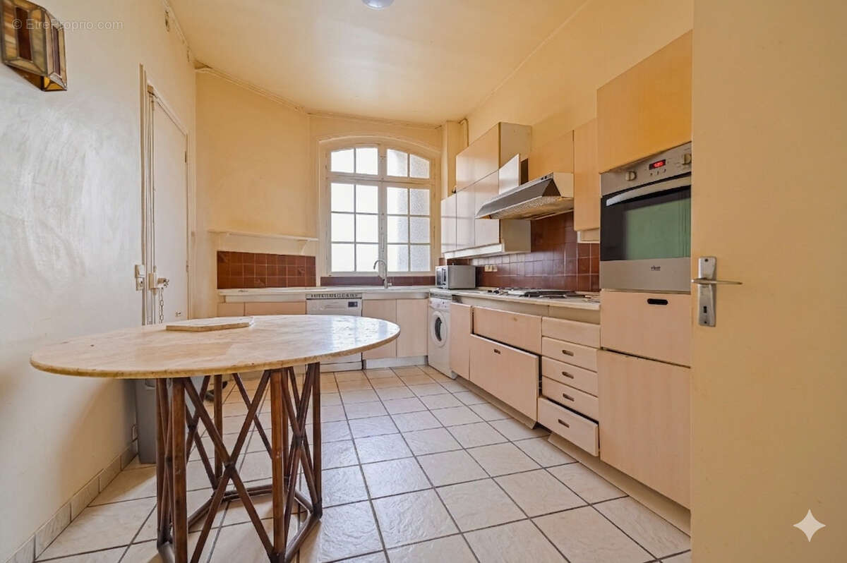 Appartement à PARIS-8E