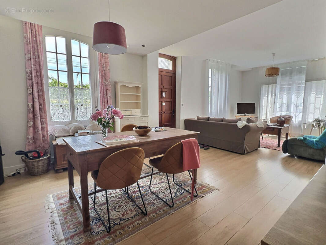 Découvrez cette agréable maison de ville entièrement rénovée récemment, offrant environ 142 m² habitables et un cadre de vie pra - photo 5
