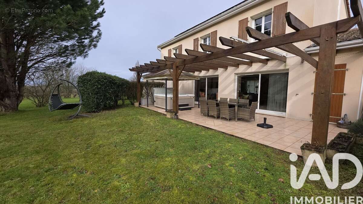 Maison 240 m² à Polignac  - photo 2