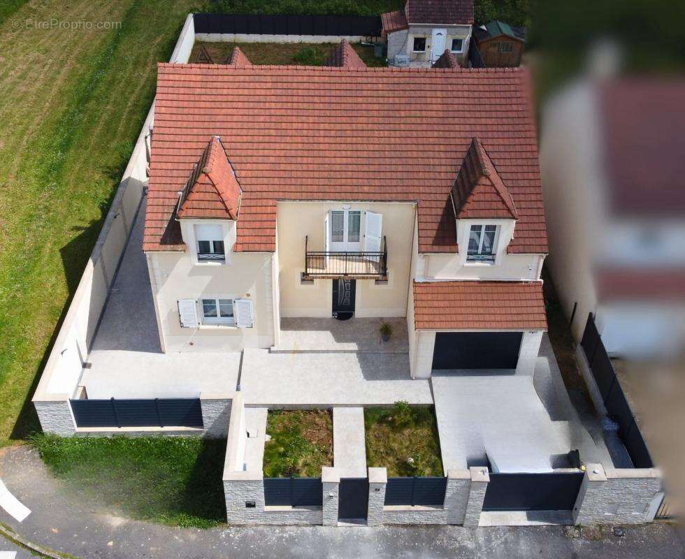 Maison à SAVIGNY-LE-TEMPLE