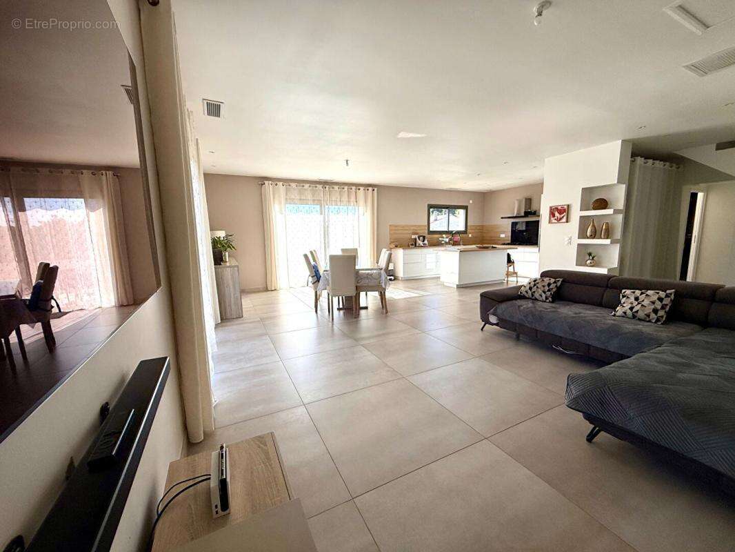 Maison à SAINT-CHAMAS