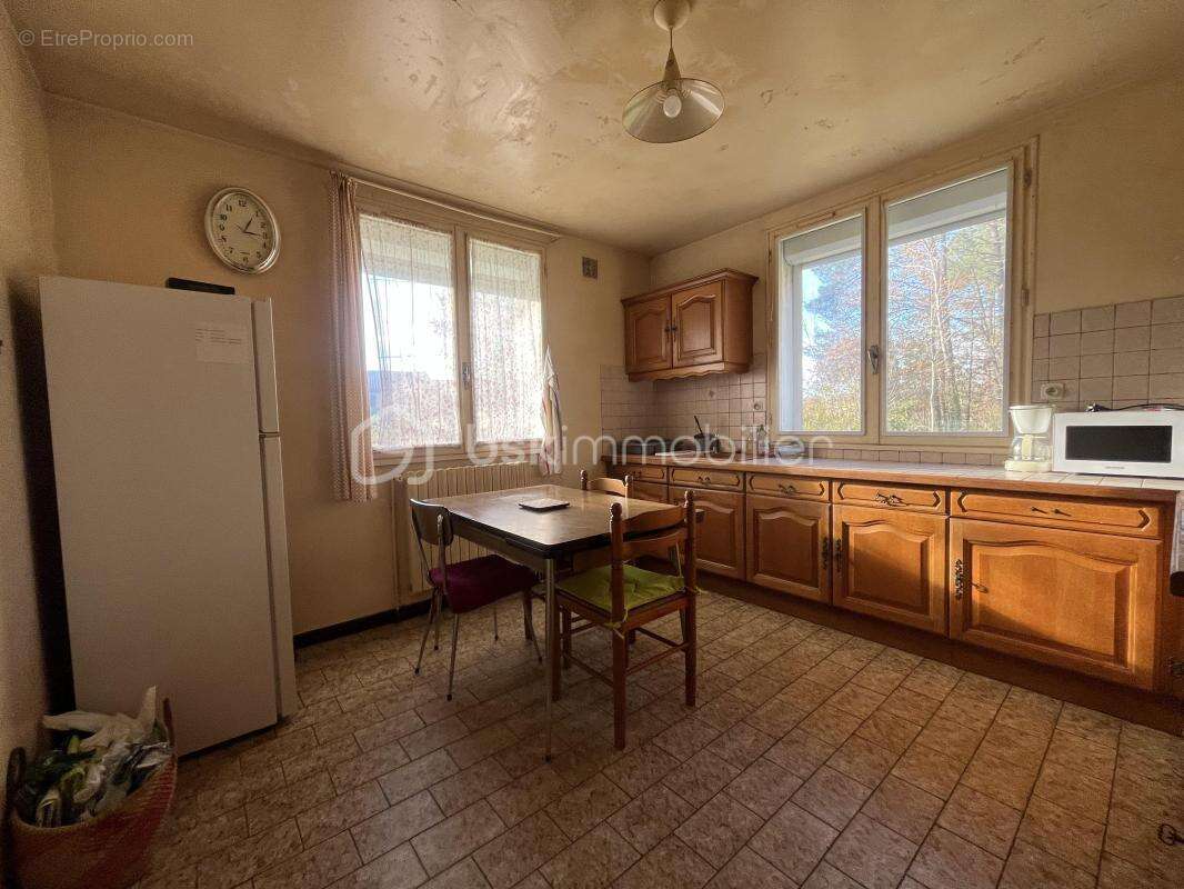 Maison à SAINT-PIERRE-DE-CHIGNAC