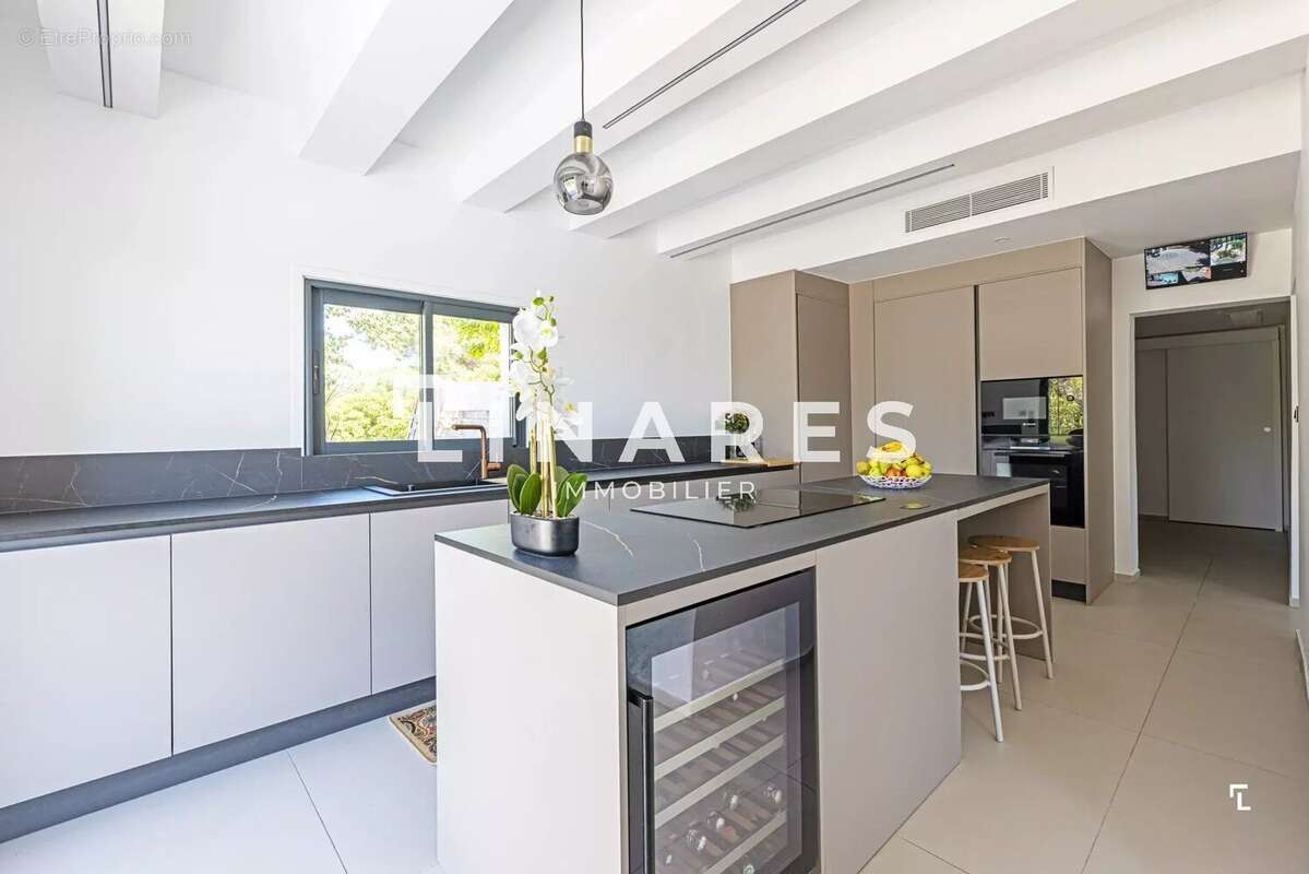 L'ICONIQUE - Villa T6 de 343m² - Dépendance - Piscine - Court de tennis - Terrain de 8000m² - 13420 GEMENOS - photo 5
