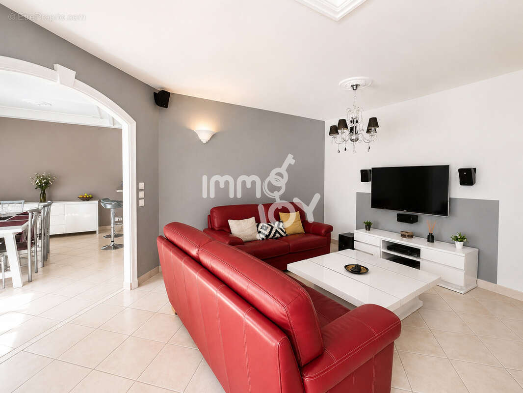 Maison contemporaine de 130 m2 avec piscine et terrain de plus de 900 m2 - photo 6