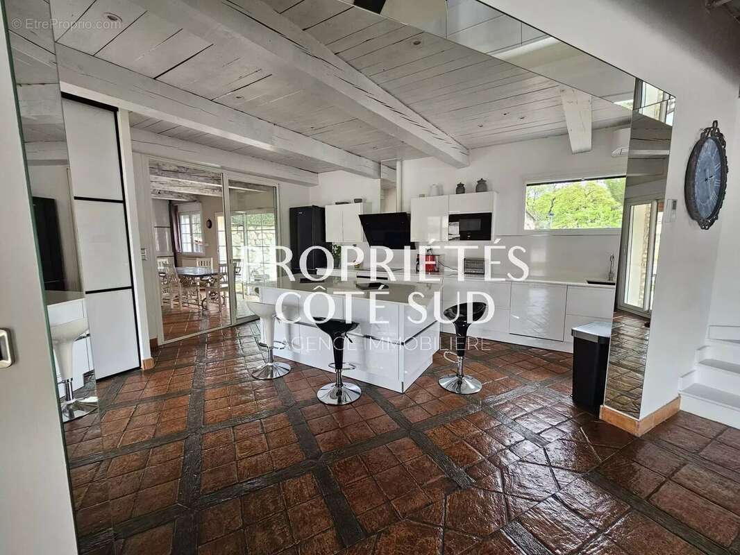 Maison à SAINT-LAURENT-DES-ARBRES