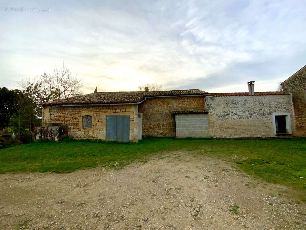 Maison à SAINT-GENIS-DE-SAINTONGE