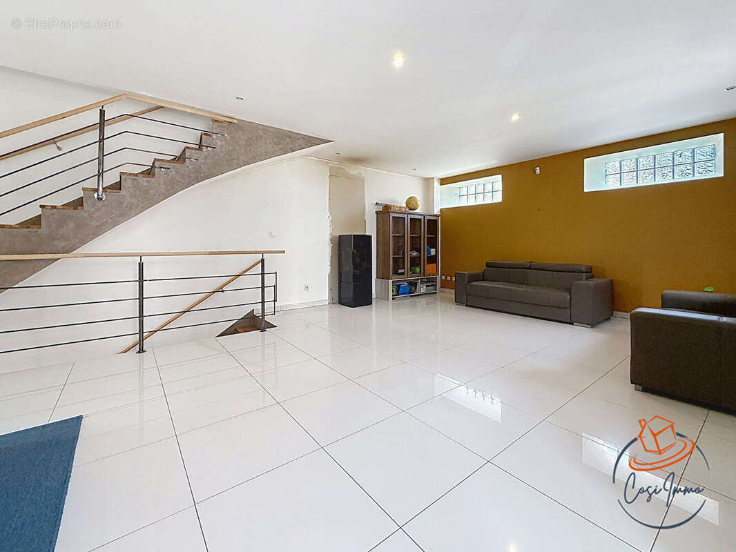 Maison à SAINT-GENIS-POUILLY