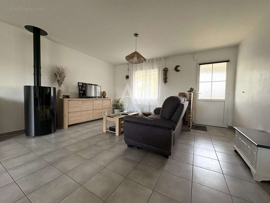 Maison à SAINTE-RADEGONDE-DES-NOYERS