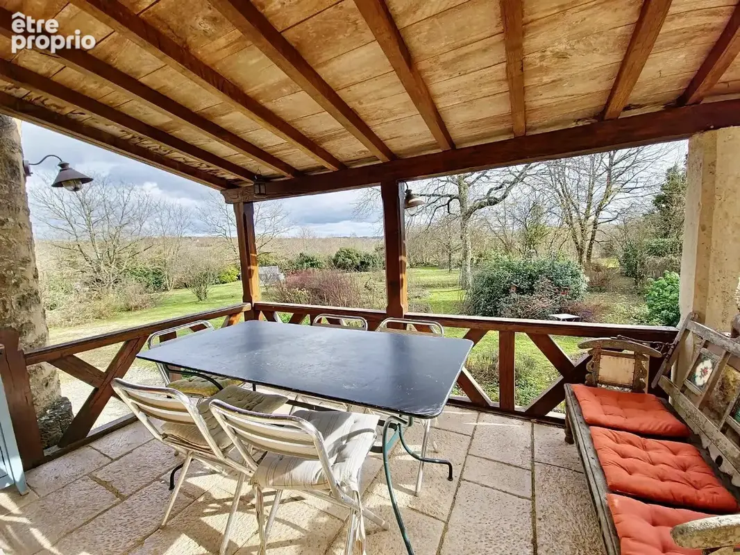 Belle et grande bâtisse dans un hameau. - photo 14