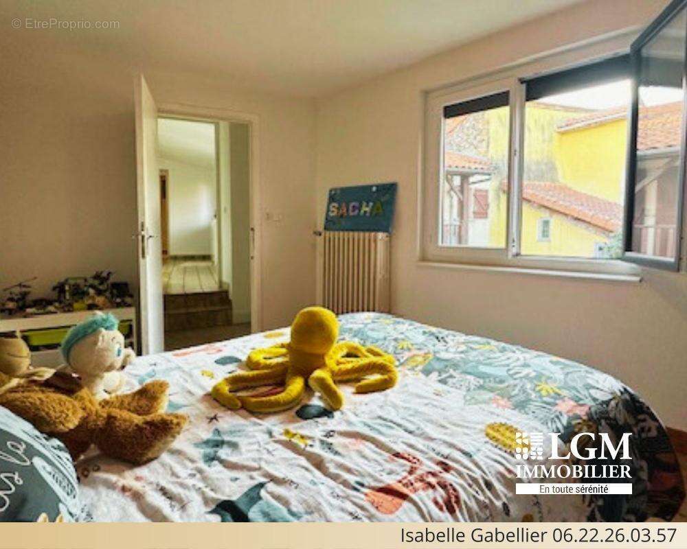 Maison à LE BREUIL-SUR-COUZE