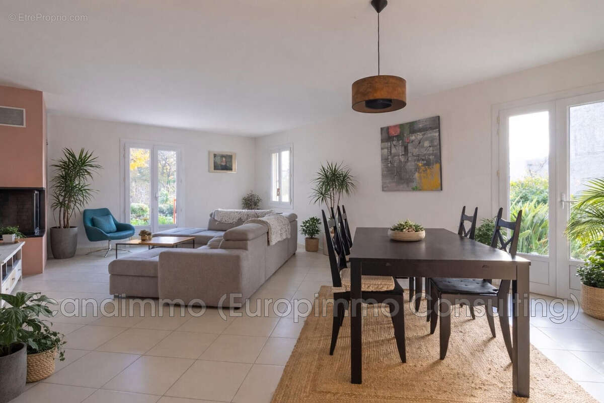 Maison à ROQUEBRUNE-SUR-ARGENS