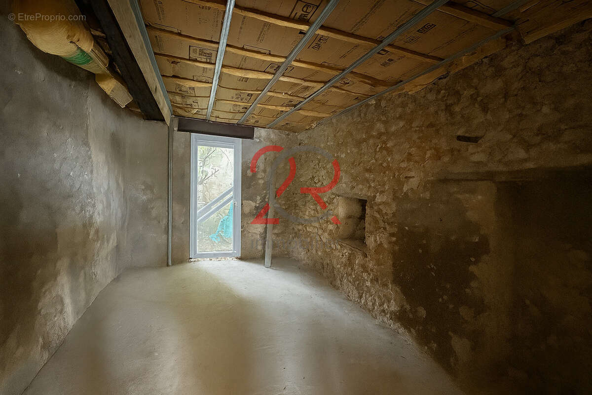 Appartement à créer avec belle hauteur sous plafond ,2  chambres - photo 6