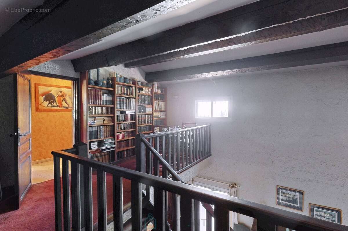 Maison à SAINT-MITRE-LES-REMPARTS