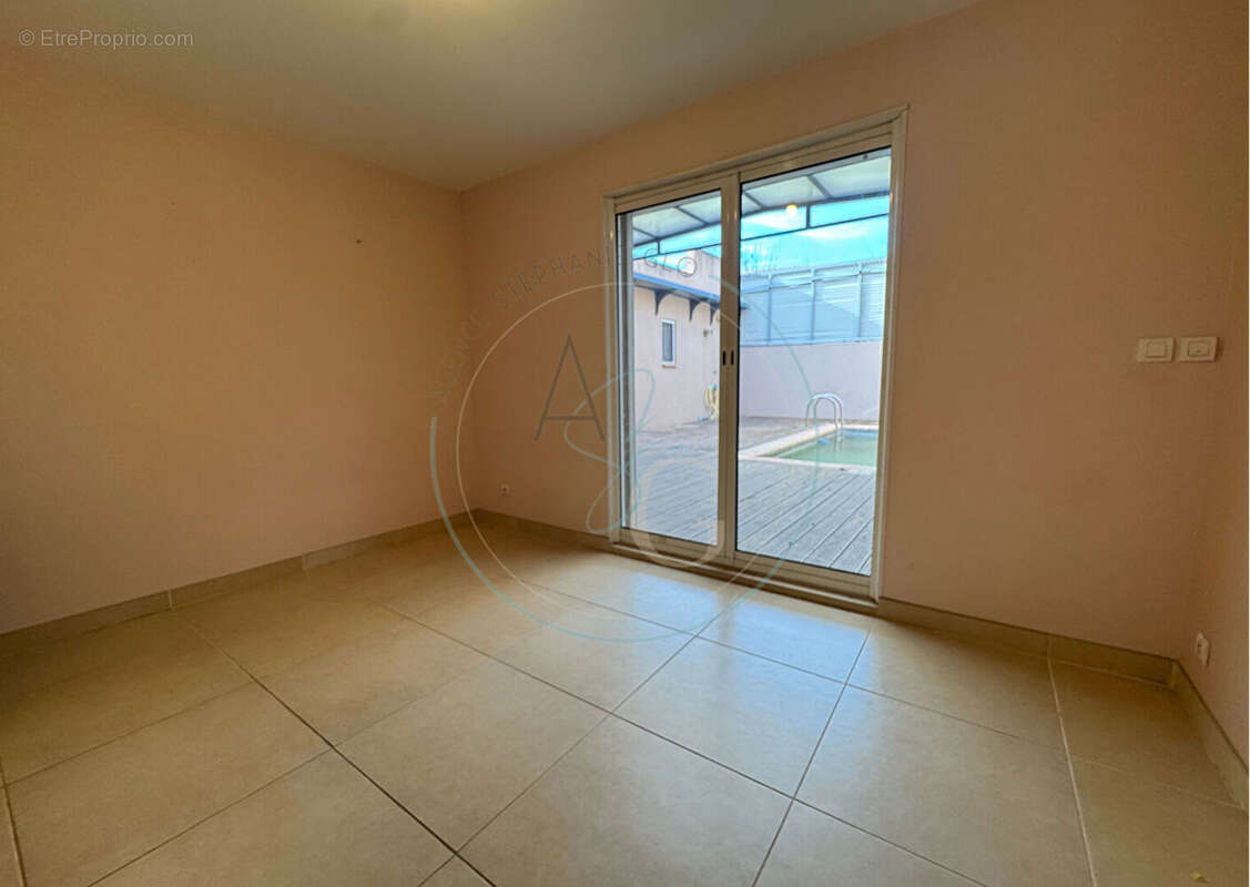 COGOLIN - Maison de 196 m² avec locaux commerciaux de 35.80 m² - photo 8