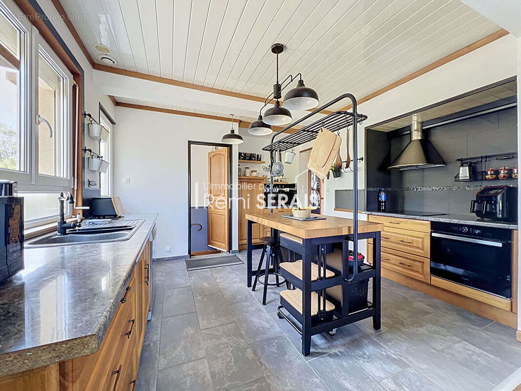 Maison sans travaux avec sous-sol complet et espaces de loisirs - photo 3