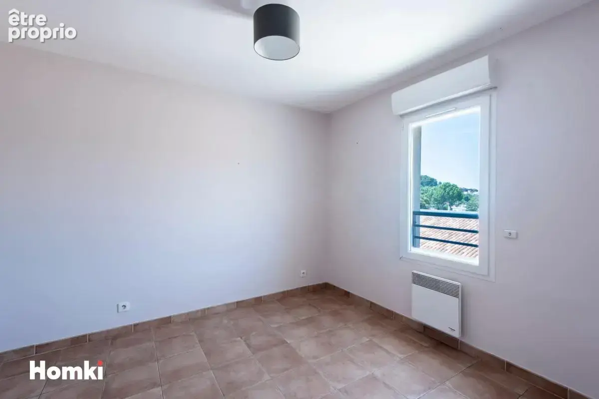 T2 dernier étage avec terrasse, parking et vue dégagée - Saint Chamas - photo 9