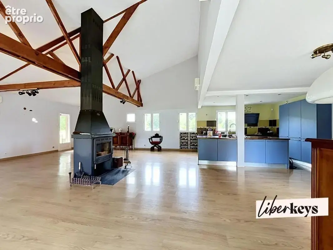 Au cœur du Perche – Maison familiale de 208 m² avec pièce de vie de 79 m², sous-sol total et dépendance - photo 2