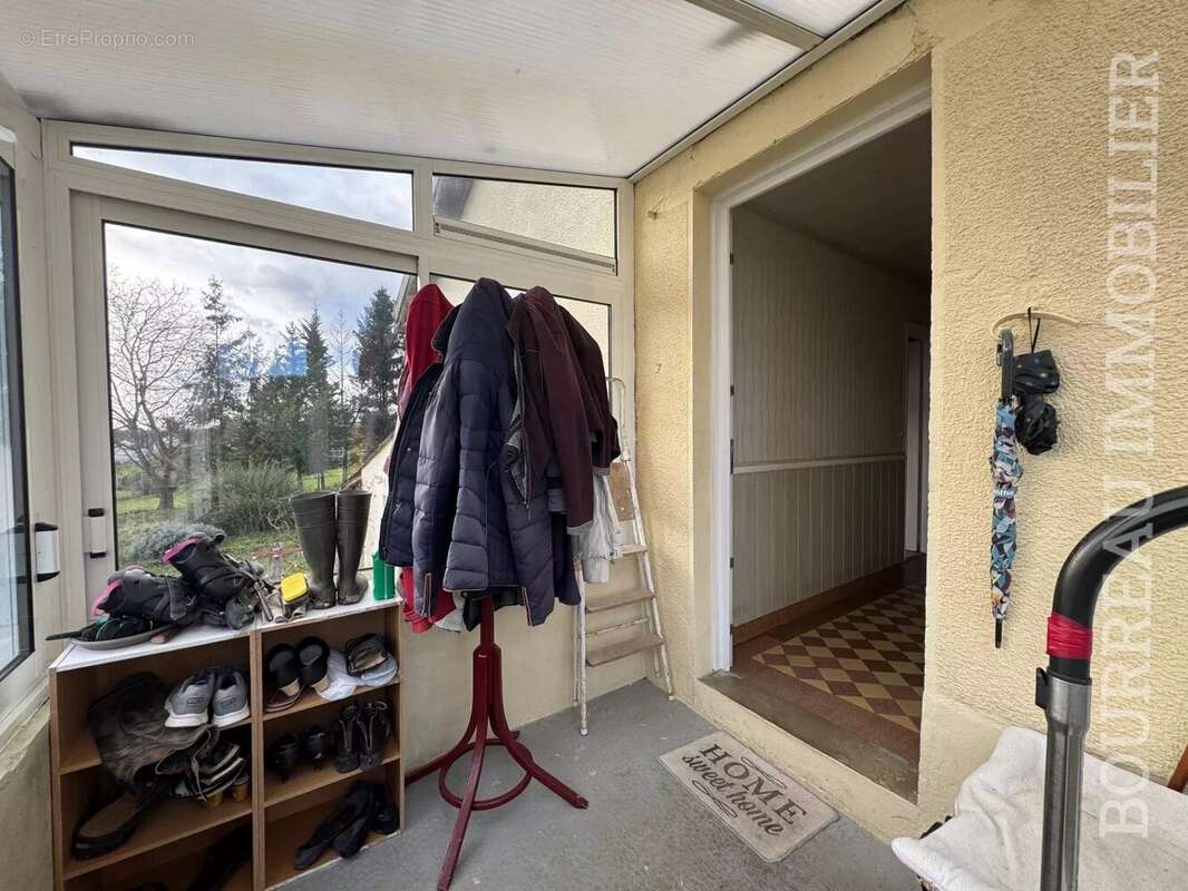 Appartement à LA CELLE-SAINT-CYR