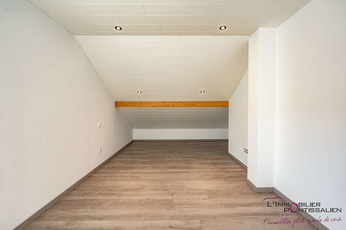 Pontarlier :t3 refait a neuf,terrasse et parking - photo 8