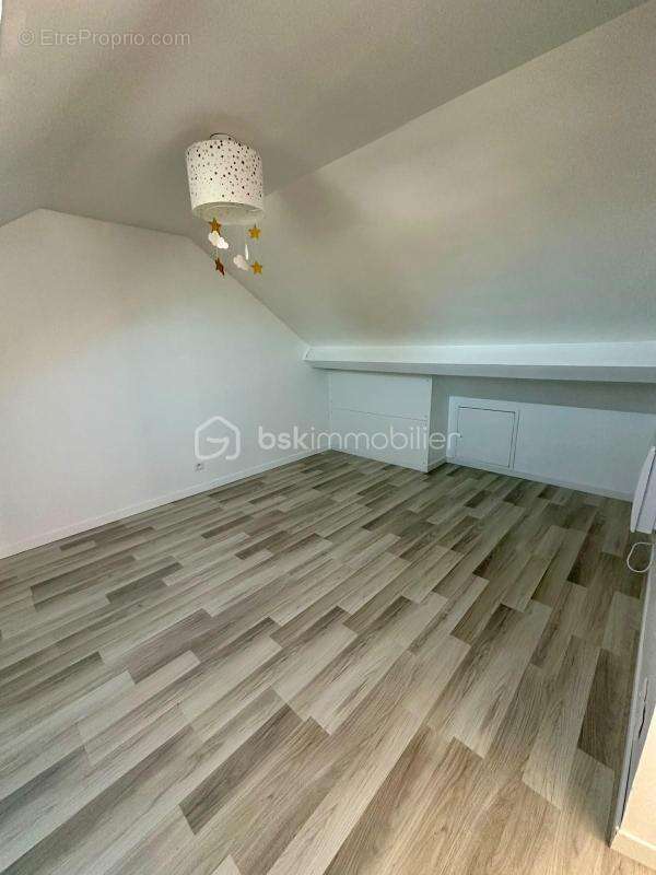 Maison familiale avec studio indépendant, jardin et garages – 95 m² au sol / 84 m² Carrez - photo 8