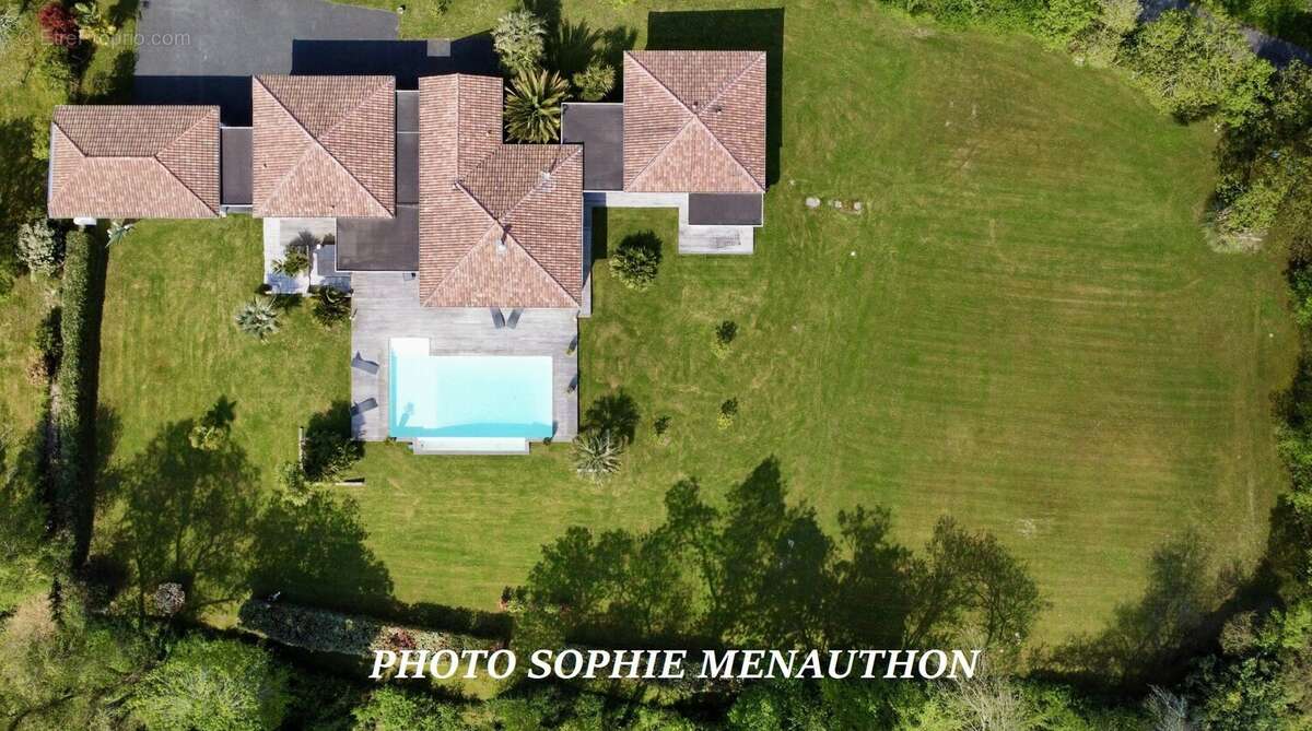 Lieu exceptionnel pour cette villa d'architecte de type 7 pièces de 266 m2 avec piscine - photo 2