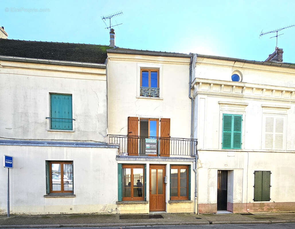 Maison à VILLENEUVE-LE-COMTE