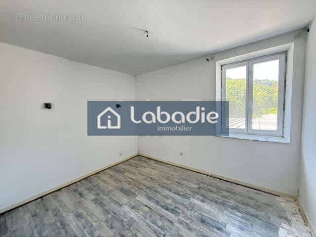 Maison en pierre proche du centre ville avec grand espace de stockage. - photo 10